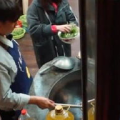 娱乐吃瓜酱姐姐摆摊,娱乐吃瓜酱姐姐的街头摆摊传奇